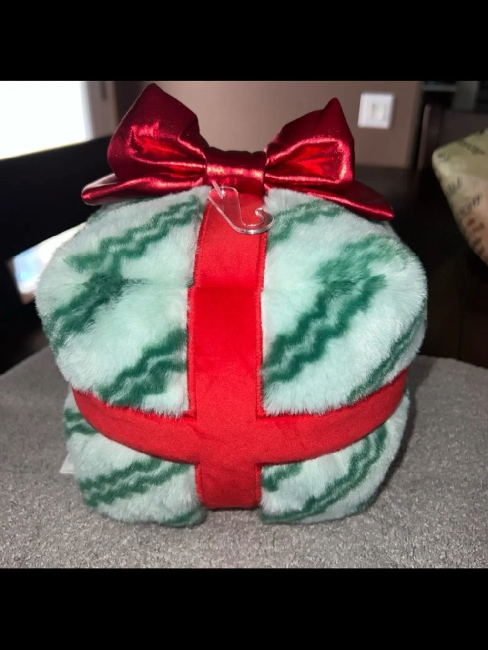 NWT CLOUD ISLAND HOLIDAY PRESENT PLUSH STUFFED CHARACTER TOY//RED & GREEN